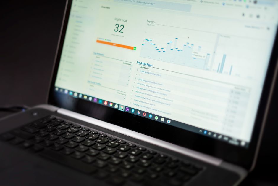 Winning dropshipping products — A laptop displaying an analytics dashboard with real-time data tracking and analysis tools.